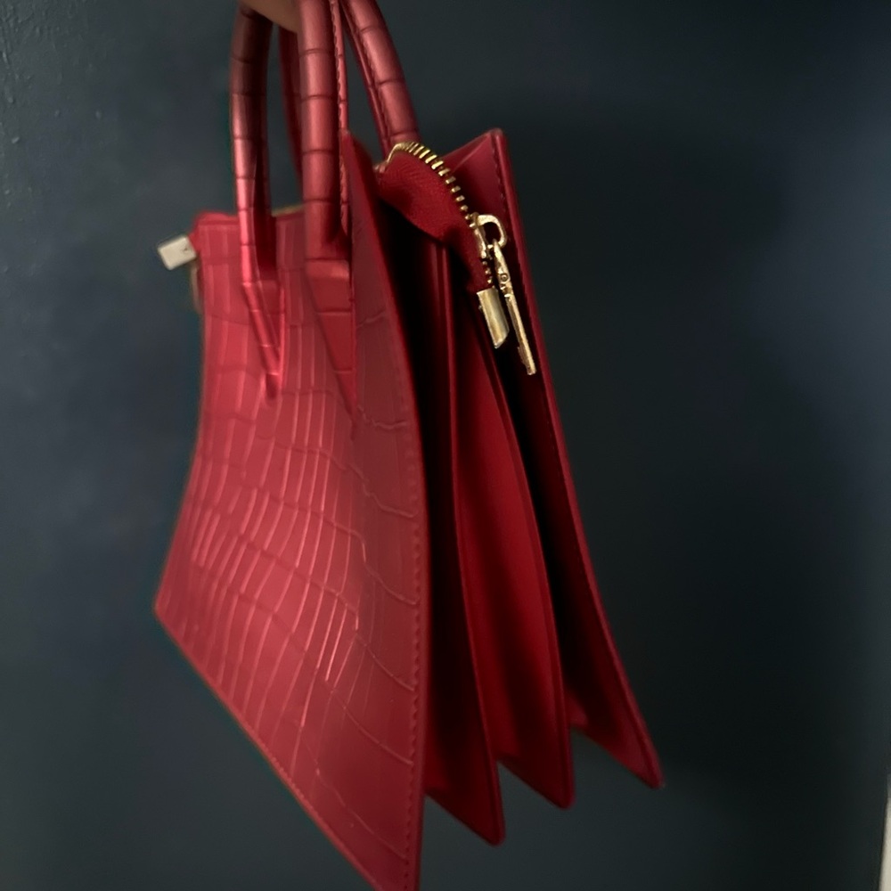 Elegant Red Crocodile-Embossed Women's Handbag